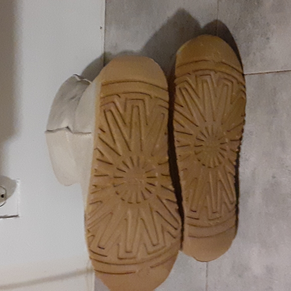 UGG  boots  size  8 whomenpoquito desgaste en la parte de atras del talon - Picture 5 of 5